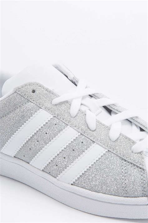 damen adidas originals superstar glitter trainer in schuhe weiß silber|Adidas Superstar glitter shoes.